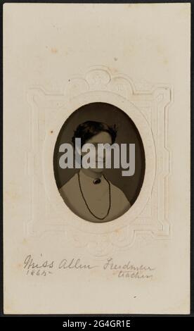 TinType von Miss Allen in Büste Porträt gezeigt. Sie ist ein Viertel nach links gedreht, schaut aber auf die Kamera. Ihre Wangen sind rosa getönt. Ihr Haar ist in der Mitte geteilt und in einem Chignon am Nacken versammelt. Sie trägt eine helle Bluse mit einer dunklen ovalen Brosche, die an ihrem Vorderhals festgesteckt ist. Eine lange, dunkle, einsträngige Perlenkette liegt um ihren Hals. Der Weißblecher wird in seinen ursprünglichen Rahmen aus gestanztem Papier „Potters Patent“ platziert, wobei ein ovaler Ausschnitt zur Anzeige des Bildes angebracht ist. Um den Ausschnitt herum befindet sich ein stark verzierter geprägter Rahmen. Auf der darunter liegenden Halterung handschriftlich in Graphit Stockfoto