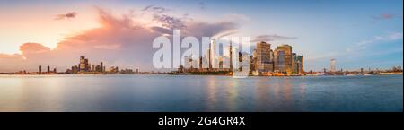 New York, New York, USA Blick auf die Skyline von Lower Manhattan am East River in der Abenddämmerung. Stockfoto