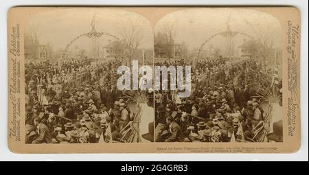 Ein Stereograph mit einer großen Prozession afroamerikanischer Studenten inmitten einer Straße, die von Menschenmassen flankiert wird. Links unten auf jedem Bild sitzt First Lady Ida McKinley in einem Wagen, der die Straße entlang führt. Der Hintergrund des Fotos enthält einen großen Bogen aus Luftschlangen und amerikanischen Flaggen. Der linke Rand des Stereographen enthält die folgenden Textinformationen: [Underwood &amp; Underwood, Publishers / New York, London, Toronto-Canada, Ottawa-Kansas] und die rechte Seite enthält: [Works and Studios / Arlington, N.J. Littleton, N.H., Washington, D.C.]. Stockfoto