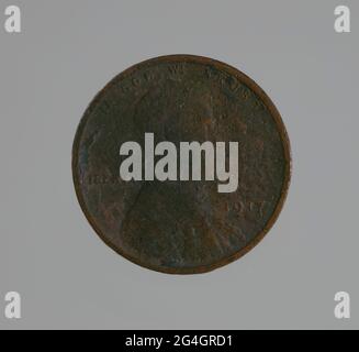 Ein verkohlter Penny aus dem Massaker von Tulsa Race im Jahr 1921. Am 31. Mai und 1. Juni 1921 griffen Mobs von weißen Bewohnern, von denen viele von Stadtbeamten deputierte und Waffen erhielten, schwarze Bewohner an und zerstörten Häuser und Geschäfte des Greenwood District in Tulsa, Oklahoma, die Angriffe, die am Boden und aus Privatflugzeugen durchgeführt wurden, Verbrannt und zerstört mehr als 35 Quadratmeter der Nachbarschaft bekannt als "Black Wall Street - zu der Zeit die reichste schwarze Gemeinde in den Vereinigten Staaten. Mehr als 800 Menschen wurden in Krankenhäuser eingeliefert, und so viele wie 6,000 schwarze Bewohner waren inte Stockfoto