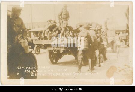 Am 31. Mai und 1. Juni 1921 griffen in Tulsa, Oklahoma, ein Schwarm weißer Bewohner die afroamerikanische Gemeinde Greenwood, umgangssprachlich bekannt als „Black Wall Street“, während des tödlichsten Rassenmassakers in der US-Geschichte brutal an. Inmitten der Gewalt haben weiße Randalierer und die Oklahoma National Guard schwarze Bewohner von Greenwood zusammengetrieben und sie in Haftanstalten gezwungen. Mehr als 6,000 Afroamerikaner wurden in der Convention Hall, auf dem Tulsa County Fairgrounds und im Baseballstadion McNulty Park interniert. Einige wurden acht Tage lang festgehalten.;Fotopostkarten der Tulsa Stockfoto