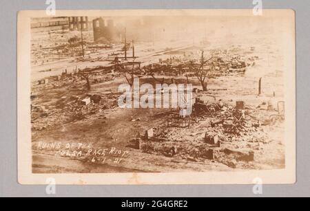 Am 31. Mai und 1. Juni 1921 griffen in Tulsa, Oklahoma, ein Schwarm weißer Bewohner die afroamerikanische Gemeinde Greenwood, umgangssprachlich bekannt als „Black Wall Street“, während des tödlichsten Rassenmassakers in der US-Geschichte brutal an. Häuser, Geschäfte und Gemeinschaftsstrukturen wie Schulen, Kirchen, ein Krankenhaus und die Bibliothek wurden geplündert, verbrannt oder anderweitig zerstört. Genaue Statistiken sind nicht bekannt, aber die Gewalt hinterließ rund 10,000 Menschen obdachlos und bis zu 300 Menschen starben und viele weitere Vermisste und Verletzte.;Fotopostkarten des Tulsa Race Massakers wurden weit verbreitet Stockfoto