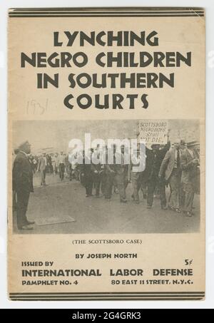 Der Fall der Scottsboro Boys, neun afroamerikanische Jugendliche im Alter von 12 bis 19 Jahren, die in Alabama beschuldigt werden, 1931 zwei weiße Frauen vergewaltigt zu haben, wird häufig als Beispiel für einen Justizirrtum im US-amerikanischen Rechtssystem angeführt. Broschüre bestehend aus schwarzer Tinte auf vergilbtem Papier. In der Mitte ein Foto von Männern, die zur Unterstützung der Scottsboro-Jungen marschieren. Stockfoto