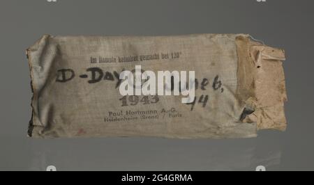 Eine Packung Bandagen des deutschen Herstellers Paul Hartmann AG aus dem Jahr 1943 mit Gebrauchsanweisung auf der Rückseite. Die folgende Inschrift wurde in schwarzer Markierung hinzugefügt: "D-DAY 6. Juni 44". Dieses Paket von Verbänden wurde am D-Day, dem 6. Juni 1944, von Meister Wallace B. Jackson vom 320. Barrage Balloon Bataillon von einem Strand der Normandie abgeholt und an Hattye T. Yarbrough, einen Erzieher, die Frau eines Veteranen und Archivar der schwarzen Geschichte, geschickt. Stockfoto