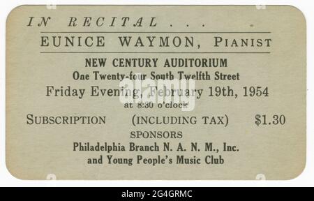 Eine Werbekarte für ein Klavierkonzert, aufgeführt von Eunice Waymon, später bekannt als Nina Simone, im Alter von 21 Jahren. Simone war eine afroamerikanische Sängerin, Songwriterin, Musikerin, Arrangeurin und Bürgerrechtlerin. Die graue Karte ist rechteckig mit abgerundeten Ecken und ist mit schwarzer Tinte bedruckt. Der Text auf der Vorderseite der Karte lautet: [IN ERWÄGUNG... / EUNICE WAYMON, PIANIST / NEW CENTURY AUDITORIUM / One Twenty-Four Sourth Twelfth Street / Freitagabend, 19. Februar 1954 / um 8:30 Uhr / ABONNEMENT (INKL. STEUERN) / SPONSOREN / Philadelphia Branch N.A.N.M., Inc. / und Young People's Music Club Stockfoto