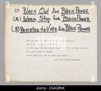 Ein weißer Flieger mit schwarzer Schrift und kopierten handgeschriebenen Text. Der Flyer ist ein Anruf an die Bürger von Madison County. Der Flieger fragte: „Was kannst du gegen den Tränengas-Überfall tun?“ Und „(1) Black Out für Black Power / (2) Work Stop für Black Power / (3) Registrieren Sie sich, um Black Power zu wählen.“ In der unteren Hälfte des Flugscheins ist &#x201c eingegeben; UNSERE STEUERGELDER HALFEN, DIESES TRÄNENGAS ZU KAUFEN. / DON&#X2019;T KAUFEN SIE ETWAS IN DER INNENSTADT. / WENN SIE FÜR DEN WEISSEN MANN ARBEITEN, GEHEN DON&#X2019;T ZUR ARBEIT FREITAG. / SCHLAGEN SIE, WO ES WEH TUT. / WE&#X2019;VE ZU WEIT GEGANGEN, UM JETZT UMZUKEHREN!!! / MADISON COUNT Stockfoto