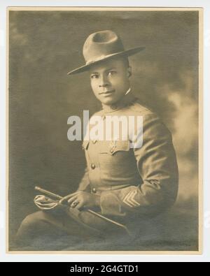 Der afroamerikanische Meister Sergeant Bosey E. Vick in Uniform sitzt nach links, mit einer Reitpflanze in der linken Hand. Stockfoto