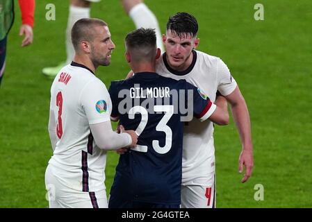 ANMERKUNG DES HERAUSGEBERS - ZUVOR UNVERÖFFENTLICHTES BILD der Engländer Luke Shaw (links) und Declan Rcy umarmen nach dem UEFA-Spiel der Gruppe D 2020 im Wembley Stadium, London, den schottischen Spieler Billy Gilmour. Bilddatum: Freitag, 18. Juni 2021. Ausgabedatum: Montag, 21. Juni 2021. Stockfoto