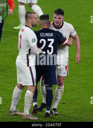 ANMERKUNG DES HERAUSGEBERS - ZUVOR UNVERÖFFENTLICHTES BILD der Engländer Luke Shaw (links) und Declan Rcy umarmen nach dem UEFA-Spiel der Gruppe D 2020 im Wembley Stadium, London, den schottischen Spieler Billy Gilmour. Bilddatum: Freitag, 18. Juni 2021. Ausgabedatum: Montag, 21. Juni 2021. Stockfoto