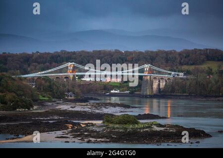 Eine Winteransicht der Menai Bridge und der Menai Strait, Anglesey, Nordwales Stockfoto