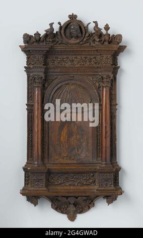 . Tabernakeltür von Nuthout. Zwei korinthische Halbsäulen auf einer Erfrischungsbasis flankieren eine Nische und stützen den Hauptrahmen. Die Pommes und der Keller sind mit Blatt- und Blumenmotiven verziert. Abhängige Kelchuhren werden auf beiden Seiten der Halbsäulen angebracht. Der Aufsatz zeigt einen Christus-Kopf in der Mitte innerhalb eines uivorösen Medaillons, umgeben von einem Floß und flankiert von einem Vogel, einer Vase mit Flamme und einem Cherub-Kopf. Am Boden eines Cherubs über einem Wappen mit dem Wappen von Piccolomini. Stockfoto