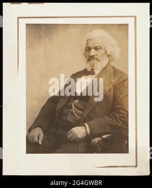 Ein sitzendes Porträt eines älteren Frederick Douglass. Der afroamerikanische Diplomat, Abolitionist und Schriftsteller Frederick Douglass (1817-1895) floh im Alter von 21 Jahren aus der Sklaverei in Maryland. Er wurde ein nationaler Führer der abolitionistischen Bewegung. Berühmt für seine oratorischen und prägnanten Schriften zur Sklaverei wurde er von Abolitionisten als lebendiges Gegenbeispiel zu den Argumenten der Sklavenhalter beschrieben, wonach Sklaven die intellektuelle Fähigkeit vermissen, als unabhängige amerikanische Bürger zu fungieren. Douglass trägt einen Anzug mit Fliege, Jacke und Weste. Stockfoto