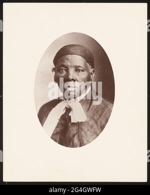 Ein großer Albumdruck von Harriet Tubman von Tarby Studios in Auburn, NY. Das Bild wurde von einem älteren Druck vergrößert. Der afroamerikanische Anti-Sklaverei-Aktivist Harriet Tubman (c1820-1913) wurde in Maryland in die Sklaverei geboren. Sie entkam 1849, wurde eine führende Abolitionistin und war als "Dirigentin" in der Underground Railroad tätig, dem Netzwerk, das entflohenen Sklaven half, in Sicherheit zu kommen. Stockfoto