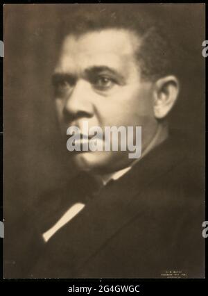 Ein Schwarz-Weiß-Druck eines Brustportraits von Booker T. Washington, links sitzend. Booker Taliaferro Washington (1856-1915), geboren in der Sklaverei in Virginia, war ein afroamerikanischer Pädagoge, Autor, Redner und Berater mehrerer US-Präsidenten. Stockfoto