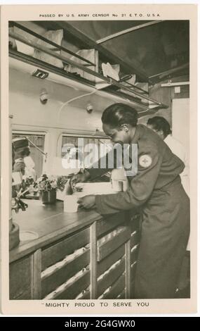 Eine Bildpostkarte von afroamerikanischen Freiwilligen in einem „Clubmobil“ des Roten Kreuzes, die US-Soldaten Kaffee servieren. Der Text über dem Bild lautet: [ÜBERGEBEN VON U. S. ARMY CENSOR No. 21 E. T. O., U. S. A.], und der Text unter dem Bild lautet: " ["MIGHTY PROUD TO DIVE YOU]. Auf der Rückseite der Bildpostkarte befindet sich eine vorgedruckte Postkartenmarkierung in brauner Tinte, die den Abschnitt „Korrespondenz“, den Abschnitt „Adresse“, den Abschnitt „Stempel“ und Informationen zum Versenden der Postkarte enthält. Die Postkarte ist nicht verwendet. Stockfoto