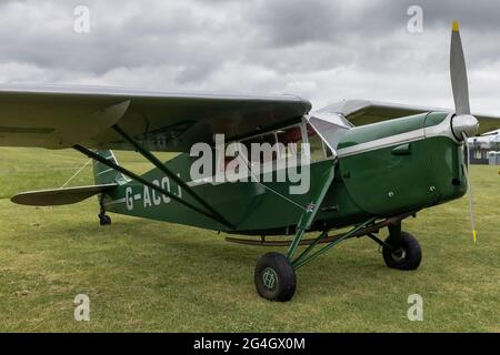 1934 De Havilland DH.85 Leopard Moth (G-ACOJ) bei Shuttleworth Evening Airshow am 19. Juni 2021 Stockfoto