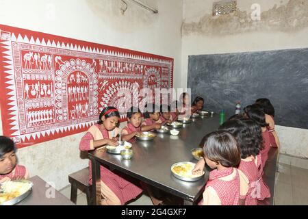 LANJIA SAORA STAMM. Mädchen Studenten einer Stammesschule im Dorf Puttasingh, die ihre Mittagsmahlzeiten in einem Schulspeisesaal einnehmen. Puttasingh Dorf in O Stockfoto