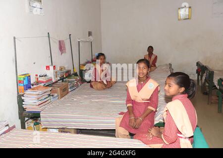 LANJIA SAORA STAMM. Das Innere des Schlafsaals für Mädchen dient sowohl als Wohn- als auch als Schlafbereich. Puttasingh Dorf in Odisha, Indien Stockfoto