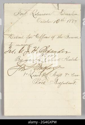 Handgeschriebener Befehl an den Vizeleutnant John Hanks Alexander, am 10. Oktober 1887 für Offiziere der Garde in Fort Robinson, Nebraska, Bericht zu erstatten. Das Dokument wurde von einem nicht identifizierten Oberleutnant im Auftrag von Colonel Edward Hatch verfasst. Das Dokument wurde in schwarzer Tinte auf weißem Papier geschrieben und hat mehrere Knicke. Auf beiden Seiten des Dokuments ist eine Schreibweise vorhanden. Alexander war der erste afroamerikanische Offizier in den Vereinigten Staaten Streitkräften, der eine reguläre Kommandoposition innehat. Stockfoto