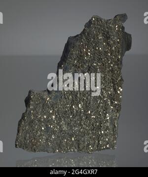 Charles Edgar Patience (1906-1972), war ein afroamerikanischer Steinkohle-Bildhauer, der die Form zu hoher Kunst erhob und Werke im Metropolitan Museum of Art, New York, ausstellte. Und die Smithsonian Institution, Washington, D.C., obwohl er noch nie ein Bergmann war, beschädigte der Kohlenstaub, den er während seiner fünfundsechzig Jahre, die er in Wilkes-Barre, Luzerne County, im Nordosten von Pennsylvania, gelebt und gearbeitet hatte, seine Lungen, und er starb an dem Fluch der Bergleute, der schwarzen Lungenerkrankung. Dieses unregelmäßig geformte, ungenutzte Stück Pyrit wurde in der Werkstatt von Patience gefunden. Stockfoto