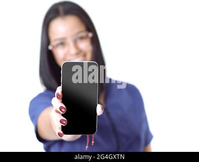 Junge hispanische Ärztin/Krankenschwester zeigt ein schwarzes Smartphonw Stockfoto