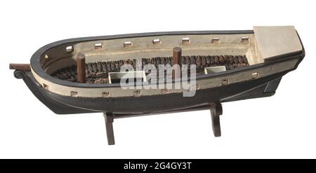 Dieses Modell wurde von einem unbekannten Künstler in der ersten Hälfte des 20. Jahrhunderts angefertigt. Das Schiff und die Zahlen sind nicht maßstabsgestäben. Die Zahlen sind auch nicht historisch korrekt angeordnet. Doch das Objekt spricht eine emotionale Wahrheit. Der Großteil der Arbeiten des Künstlers wurde in die Schnitzereien der Figuren an Bord des Schiffes gegossen. Sie sind jeweils handgeschnitzt und repräsentieren verschiedene Menschen in verschiedenen Staaten - einige mit Rippen zeigen, andere mit abgerundeten Bäuchen, groß, kurz, männlich und weiblich. Die Emotionen, die in die Schnitzereien investiert wurden, sind spürbar.;Gelehrte schätzen, dass jede Gruppe von 100 Menschen in Afrika beschlagnahmt wurde Stockfoto