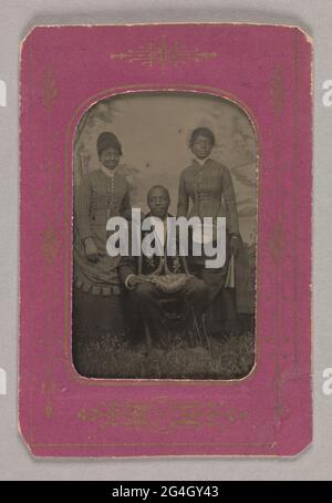 Dieses Tinnypenfoto eines Mannes in der Regalia des Grand United Order of Odd Fellows kam in die Sammlung, die als Foto von James Turner identifiziert und von einer Mitgliedschaftsurkunde für Turner in der Prince Hall Freimaurerei Celestial Lodge Nr. 2 von Rhode Island begleitet wurde. Es ist möglich, dass Turner Mitglied der G.U.O.O. war F. und die Freimaurer, oder die Identifizierung von Turner auf dem Foto kann eine falsche Zuordnung sein. Die Stickerei auf dem Kragen &#x201c;P.N.F.&#x201d; wahrscheinlich bedeutet &#x201c;Past Noble Father,&#x201d; der höchste Grad an Odd Fellowship in der Reihenfolge&#x2019;s Struktur. Das Tw Stockfoto