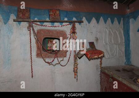 KOL-STAMM. Haus - Gott Bilder auf Hauswand. Bhanpur Village of Huzur, Rewa Dist, Madhya Pradesh, Indien Stockfoto