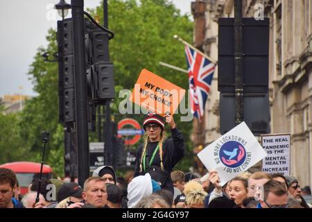 London, Großbritannien. Juni 2021. Anti-Lockdown-Demonstranten vor dem parlament. Die Demonstranten stießen auf die Polizei, als sie sich vor dem Parlament und der Downing Street versammelten und ein Ende der weiteren Sperren in England forderten. (Kredit: Vuk Valcic / Alamy Live News) Stockfoto