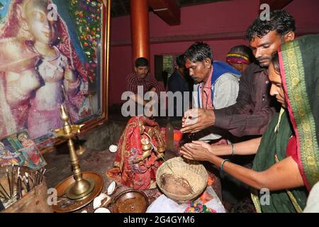 DHANKA TADVI STAMM. Anbetung der Göttin Mogra Mata im Stammestempel in Satapuda Hills von Maharashtra, Indien. Stockfoto