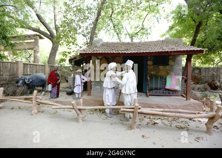 Ahmedabad Tribal Museum - TRADITIONELLE Schlammhausausstellung des STAMMES DER RABARI. Gujarat, Indien Stockfoto