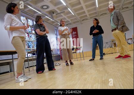 Köln, Deutschland. Juni 2021. Hildegard Graf-Borstar, Finanzberaterin, Lisa Kötter, Mitbegründerin der Maria 2.0-Bewegung, Carolin Kebekus, Moderatorin und Schauspielerin, Maria Mesrian, Maria 2.0, und Wolfgang Schmitz, ehemaliger WDR-Radioregisseur, stehen vor der Gründung des Vereins Umsteuern! Robin Sisterhood' für die Umwidmung der Kirchensteuer in einem Konferenzraum der Karl-Rahner-Akademie. Quelle: Henning Kaiser/dpa/Alamy Live News Stockfoto