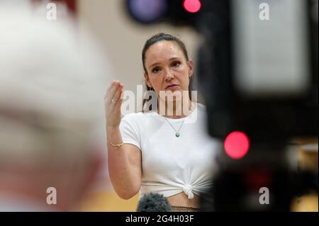 Köln, Deutschland. Juni 2021. Schauspielerin und Moderatorin Carolin Kebekus gibt vor der Gründung des Vereins 'Umsteuern! Robin Sisterhood' für die Umwidmung der Kirchensteuer. Quelle: Henning Kaiser/dpa/Alamy Live News Stockfoto