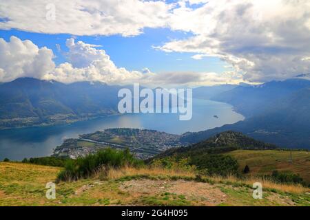 Blick vom Cimetta Berg über Locarno und Lago Maggiore. Schweiz Europa. Stockfoto