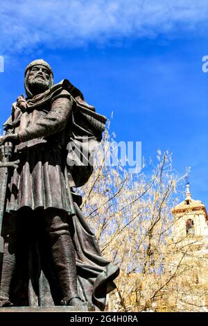 Christlicher Soldat Denkmal in Caravaca de la Cruz Square, Murcia, Spanien. El Salvador Glockenturm Kirche im Hintergrund. Stockfoto