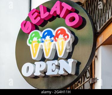 Ein buntes Schild über einer hausgemachten italienischen Eisdiele in Cotacachi Ecuador. Stockfoto