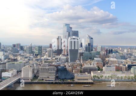 Blick vom Shard, London, über die Themse zum Walkie Talkie Building, London, Großbritannien Stockfoto