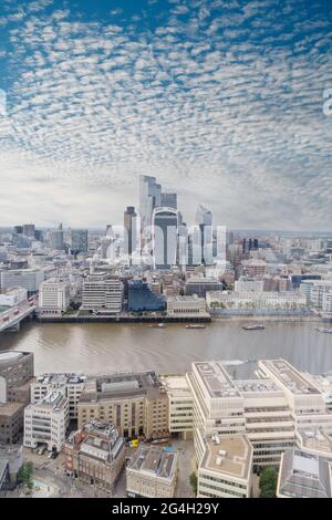Blick von The Shard, London mit Blick über die Themse zum Walkie Talkie Building, London, Großbritannien Stockfoto