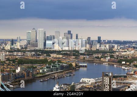 Skyline von London; Stadtbild von London nach Osten; Blick vom Shard über die Themse auf die City of London und Canary Wharf, London England Stockfoto