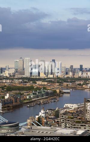 Skyline von London; Stadtbild von London nach Osten; Blick vom Shard über die Themse auf die City of London und Canary Wharf, London England Stockfoto