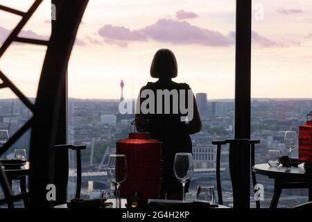 Blick aus dem Shard - eine Frau, die aus dem Shard, London England, den Blick auf London erblickt Stockfoto