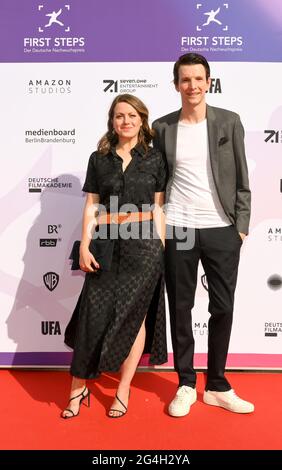 Berlin, Deutschland. Juni 2021. Das Schauspielerpaar Alice Dwyer und Sabin Tambrea werden am Berliner Holzmarkt an den First Steps Awards, dem deutschen Preis für junge Filmemacher, teilnehmen. Quelle: Jens Kalaene/dpa-Zentralbild/dpa/Alamy Live News Stockfoto