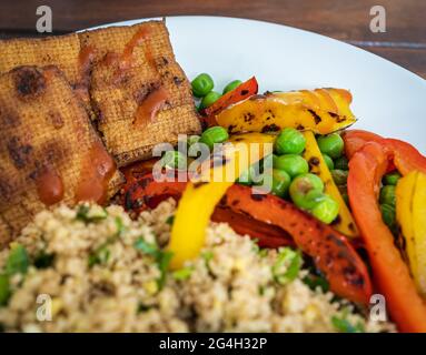 Vegan - vegetarisch - hausgemachtes Gericht mit Couscous gegrilltem Tofu und Gemüse Stockfoto