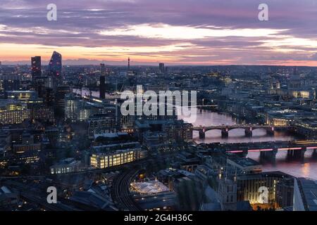 Skyline von London in der Abenddämmerung,- stadtbild von london mit Blick auf die themse vom Shard nach Westen; London UK Stockfoto