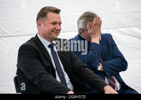 Warschau, Polen. Juni 2021. Die Minister Przemyslaw Czarnek und Piotr Glinski sind während der Pressekonferenz zu sehen.Pressekonferenz zum verabschiedeten nationalen Reading Development Programm mit dem stellvertretenden Ministerpräsidenten und Minister für Kultur, nationales Kulturerbe und Sport, Piotr Glinski, und dem Minister für Bildung und Wissenschaft, Przemyslaw Czarnek, in Anwesenheit. Kredit: SOPA Images Limited/Alamy Live Nachrichten Stockfoto