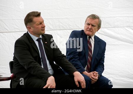 Warschau, Polen. Juni 2021. Die Minister Przemyslaw Czarnek und Piotr Glinski sind während der Pressekonferenz zu sehen.Pressekonferenz zum verabschiedeten nationalen Reading Development Programm mit dem stellvertretenden Ministerpräsidenten und Minister für Kultur, nationales Kulturerbe und Sport, Piotr Glinski, und dem Minister für Bildung und Wissenschaft, Przemyslaw Czarnek, in Anwesenheit. (Foto von Attila Husejnow/SOPA Images/Sipa USA) Quelle: SIPA USA/Alamy Live News Stockfoto