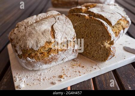 Nahaufnahme von hausgemachtem geschnittenem Roggenbrot mit traditionellem natürlichem Sauerteig Stockfoto