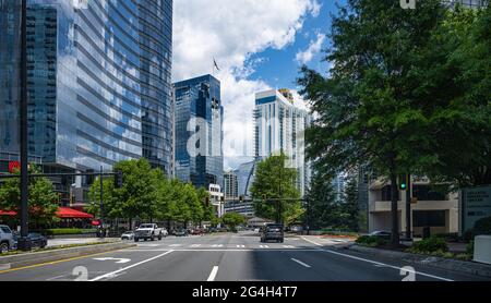 Blick auf die Straße von der Peachtree Road in Buckhead, Atlanta, Georgia, auf erstklassige Bürogebäude und luxuriöse Eigentumswohnungen. (USA) Stockfoto