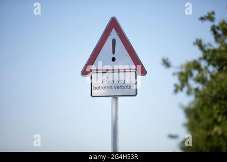 deutsches Schild, Vorsicht privat, kein Durchfahren erlaubt Stockfoto