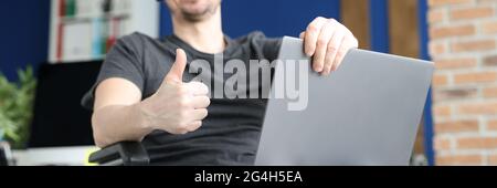 Ein behinderter Mann arbeitet im Call Center aus der Ferne Stockfoto